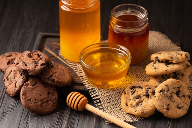 Mel e biscoitos caseiros em um fundo de madeira