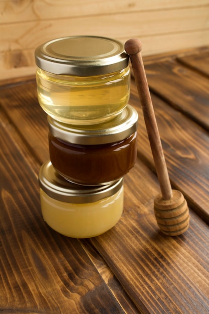 Foto mel em potes de vidro no fundo de madeira