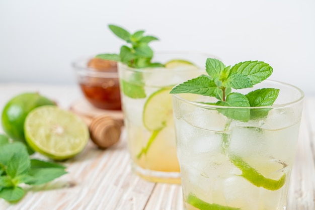 Mel gelado e refrigerante de limão com hortelã - bebida refrescante