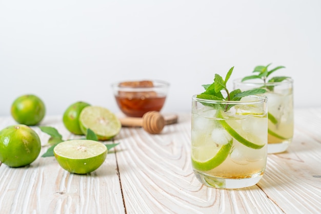 mel gelado e refrigerante de limão com hortelã. bebida refrescante