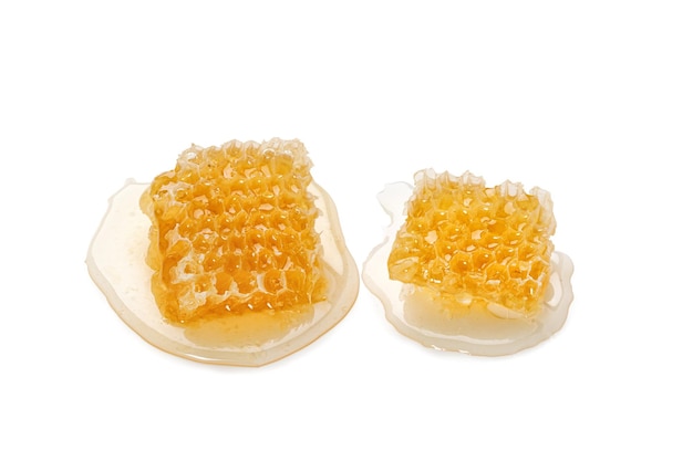 Mel no favo de mel isolado no fundo branco Produto de abelha orgânica de mel natural Copiar espaço