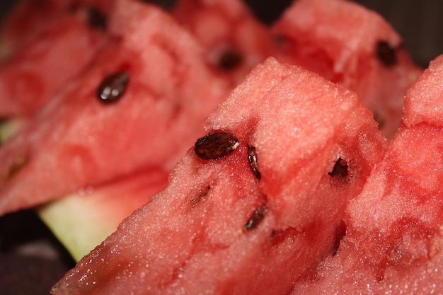 Foto melancia cortada em fatias frescas