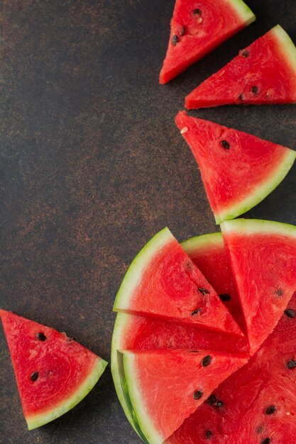 Melancia crua fresca em uma mesa cinza