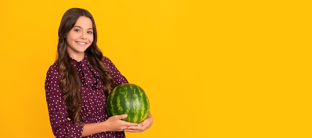Melancia em fundo amarelo garoto com comida saudável de frutas para crianças Retrato de menina de verão com pôster horizontal de melancia Cabeçalho de banner com espaço de cópia