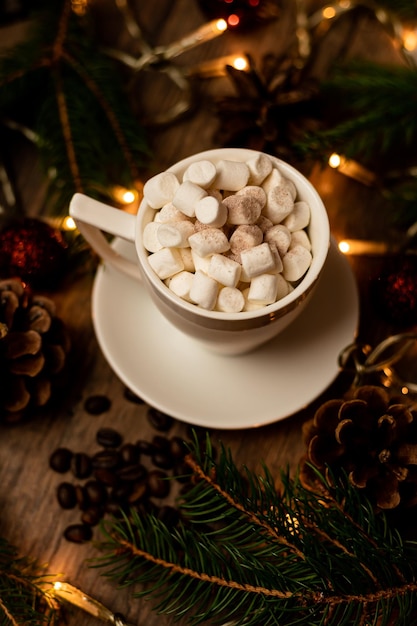 Melancia em uma xícara branca em uma mesa com luzes de Natal árvore de Natal