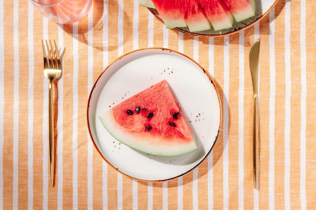 Melancia fatiada fresca e madura, deliciosa sobremesa doce de frutas frescas de verão