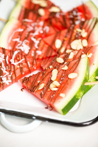 Melancia regada com chocolate e coberta com flocos de sal marinho e amêndoas.