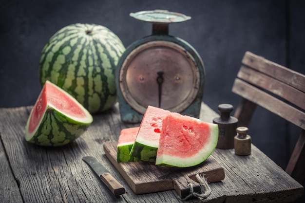 Melancia suculenta em uma velha cozinha rústica