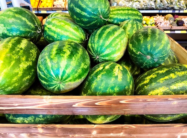 Foto melancias verdes maduras frescas no supermercado