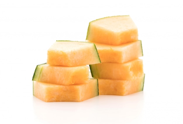 melão cantaloupe em branco