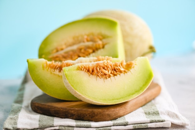 Melão cantaloupe na placa de madeira melão tailandês fatia de frutas para a saúde melão verde tailândia