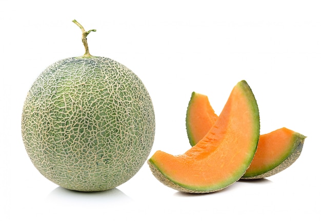 Melão cantalupo isolado na superfície branca