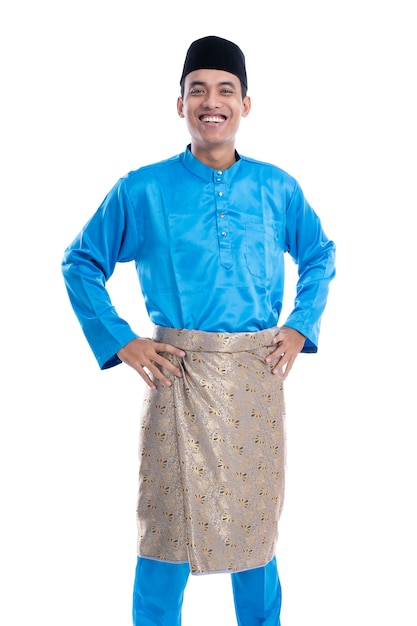 Melayu macho com roupas de cetim sorrindo