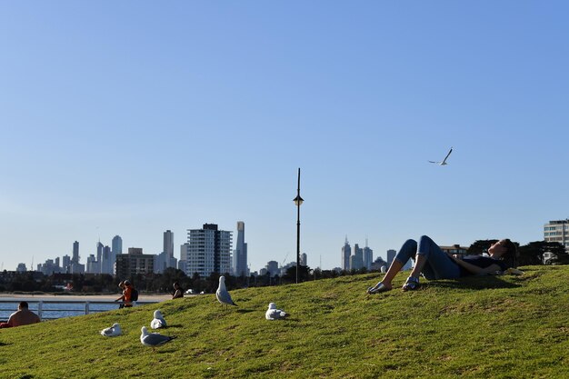 MELBOURNE, AUSTRALIA - 14 de agosto de 2017 - Pessoas relaxando na praia de St. Kilda