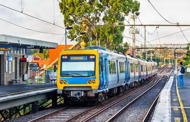 Melbourne Metro Train en la estación Victoria Park, Australia