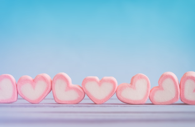 Melcocha rosada de la forma del corazón para el tema del amor y el concepto del fondo de Valentine