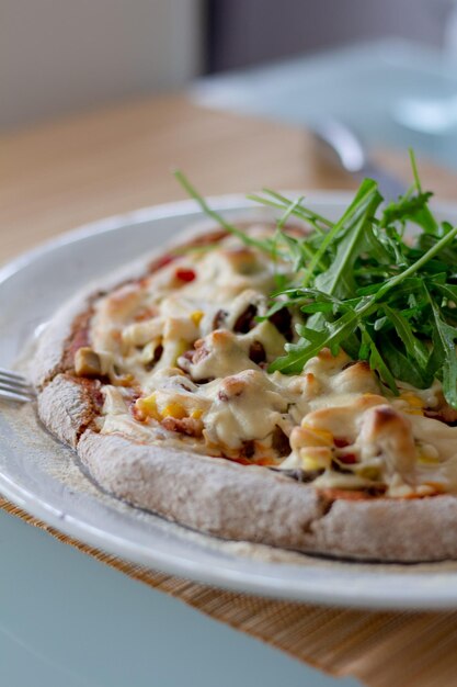 Melhor pizza vegana caseira com queijo caseiro e rúcula