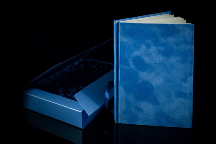 Foto melhor presente para homens conceito de presente de homem caderno azul com caixa de presente azul marinho em fundo preto copie o texto do espaço dia dos namorados aniversário de casamento e conceito de presente de ocasião especial copie o espaço para o texto