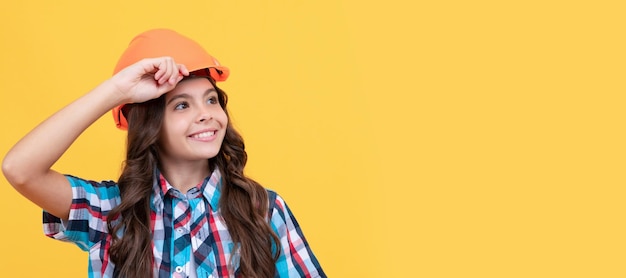 Melhore sua infância o dia dos trabalhadores do futuro engenheiro fazendo reparos menina adolescente alegre Construtor de crianças no capacete design de pôster horizontal Espaço de cópia de cabeçalho de banner