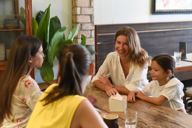 Melhores amigas a falar e a comer num café.