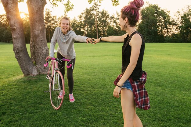 Melhores amigas com bicicleta se divertindo