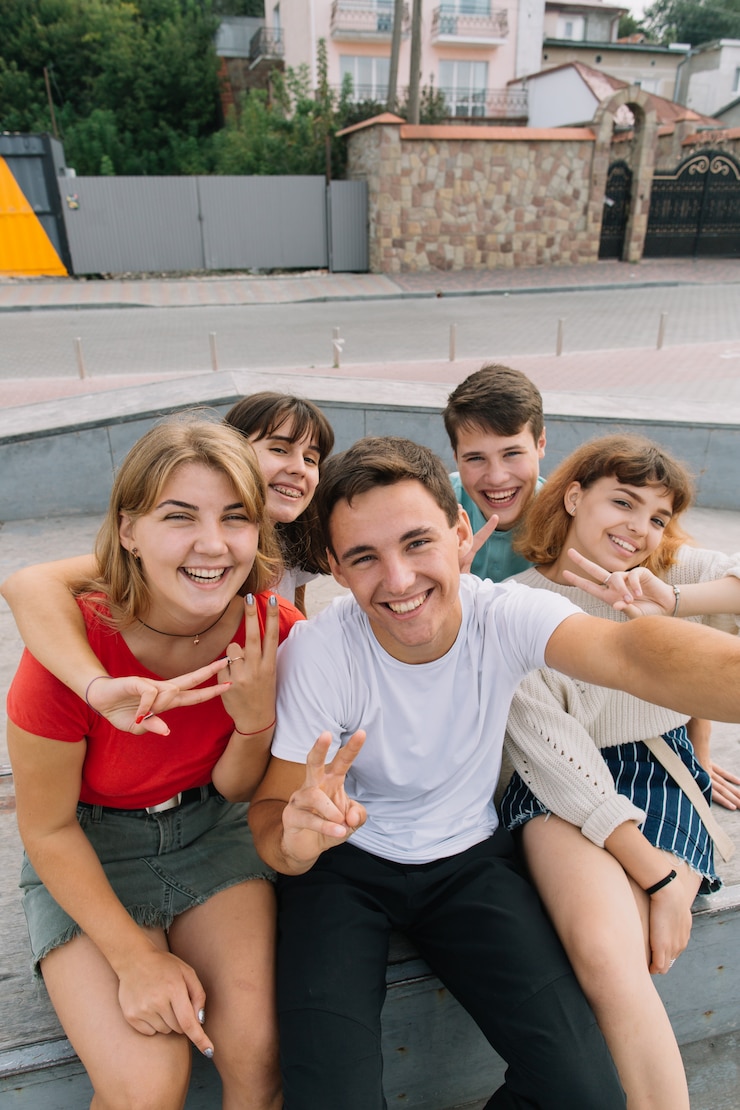 Foto melhores amigas tomando selfie ao ar livre com luz de fundo - conceito de amizade feliz com adolescente
