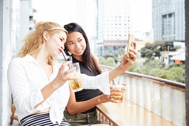 Melhores amigas tomando selfie