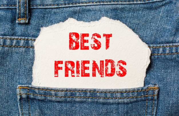 Melhores amigos em papel branco no bolso da calça jeans azul