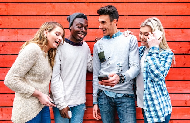 Melhores amigos milenares usando telefone inteligente na área urbana da cidade