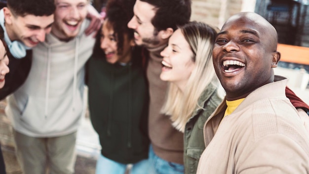 Melhores amigos multirraciais abraçando juntos lá fora