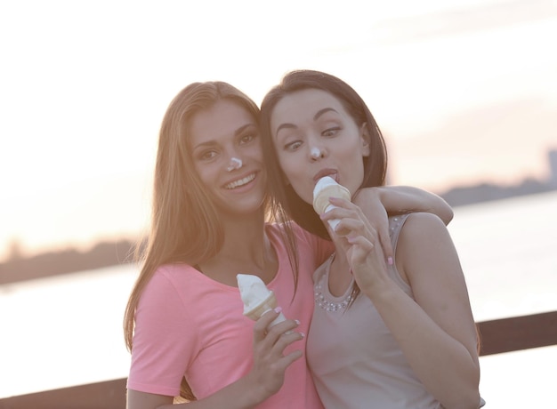 Foto melhores amigos para sempre a comer gelados