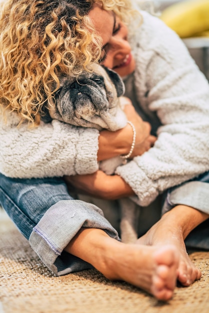 Melhores amigos para sempre humanos e retrato de cachorro com foco no animal de estimação e weoman irreconhecível na cena