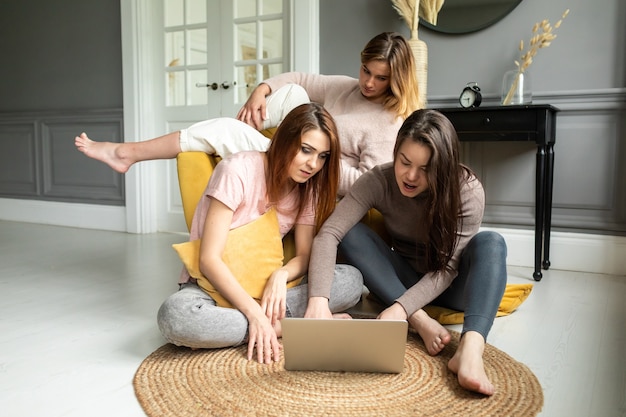 Melhores amigos passando um tempo juntos em casa