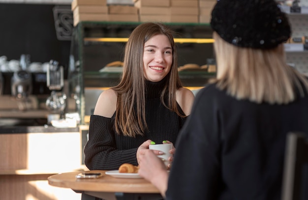 Foto melhores amigos reunidos em uma cafeteria