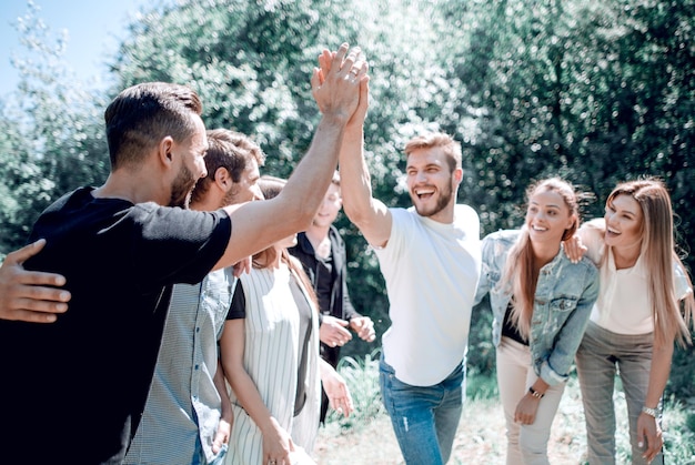 Melhores amigos se dão um high five