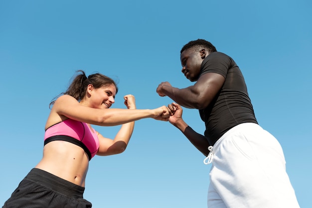 Foto melhores amigos se exercitando juntos ao ar livre