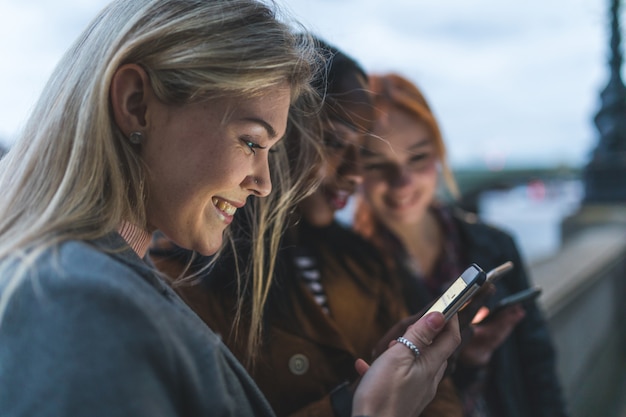 Melhores garotas de amigos com smartphone em londres