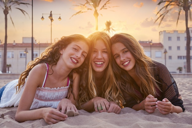 Melhores garotas de amigos na areia da praia do sol