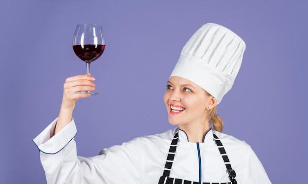 Melhores ingredientes. Sommelier experiente experimenta vinho. avaliando a qualidade do vinho. Adega. Menu e dieta saudáveis. Especialista profissional em vinhos. homem cozinheiro segurando um copo de bebida. mulher chef beber um copo de vinho.