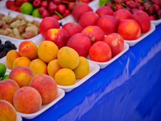 Melocotones y albaricoques frescos en el mercado