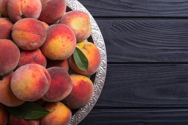 Melocotones maduros fruta sobre fondo rústico comida saludable de verano