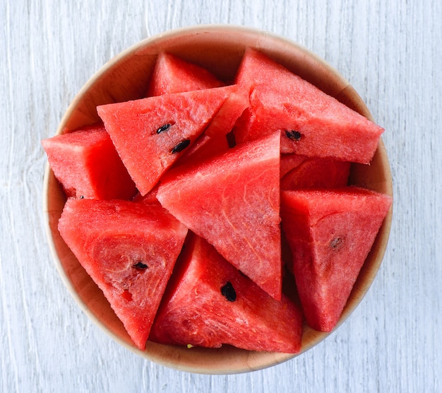 Melón de agua en un tazón de madera sobre la mesa