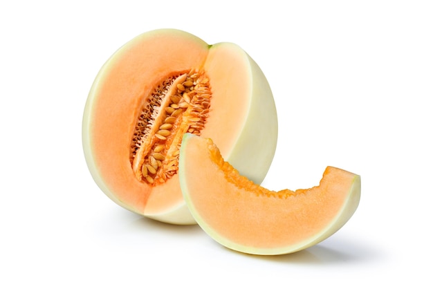 Melón cantalupo aislado sobre fondo blanco.