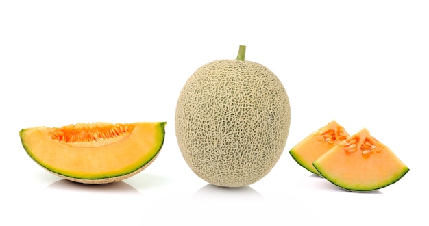 melón cantalupo aislado sobre fondo blanco