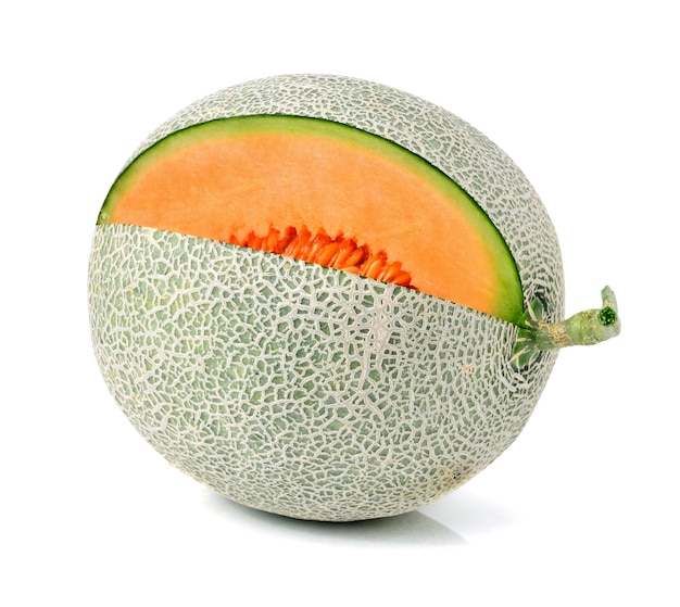 Melón cantalupo aislado sobre fondo blanco