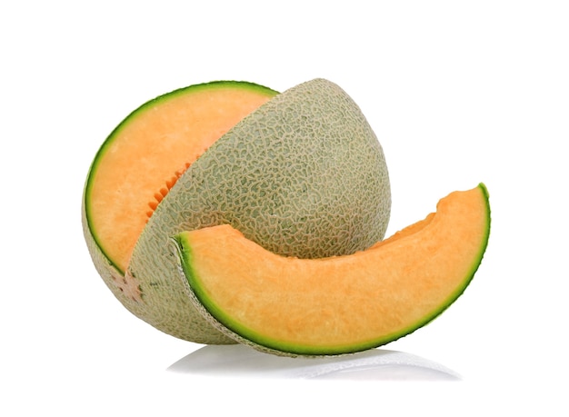 Melón cantalupo aislado sobre superficie blanca