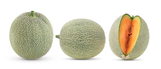 Melón cantalupo aislado en superficie blanca