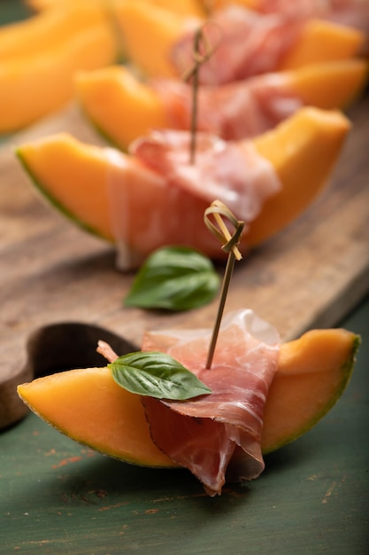 Melón cantalupo con jamón un aperitivo tradicional