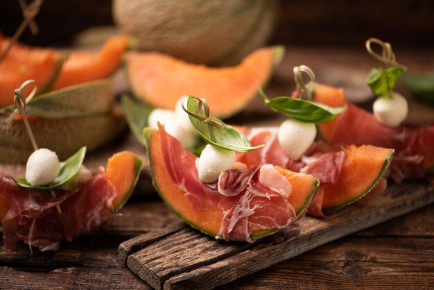 Melón cantalupo con prosciutto cerrar