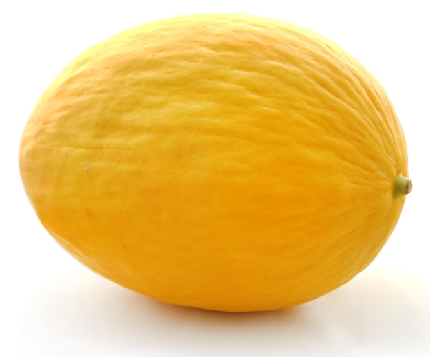 Melón dulce brillante sobre fondo blanco.